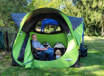 Impressionen - Etwas Schatten bei der Hitze im Zelt