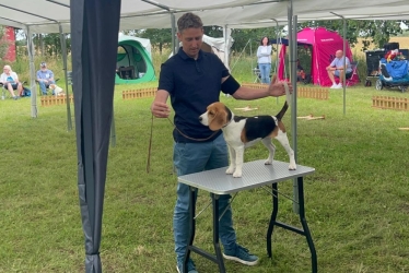 Paula auf ihrer ersten Ausstellung